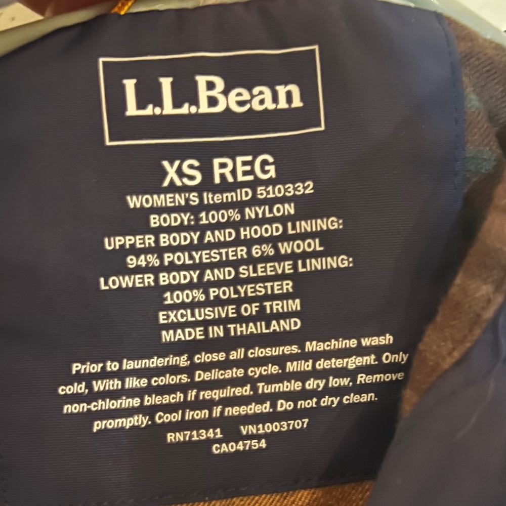 L.L.Bean Mountain Classic Water Resistant Jacket in Nautical Navy Size XS - Picture 2 of 3